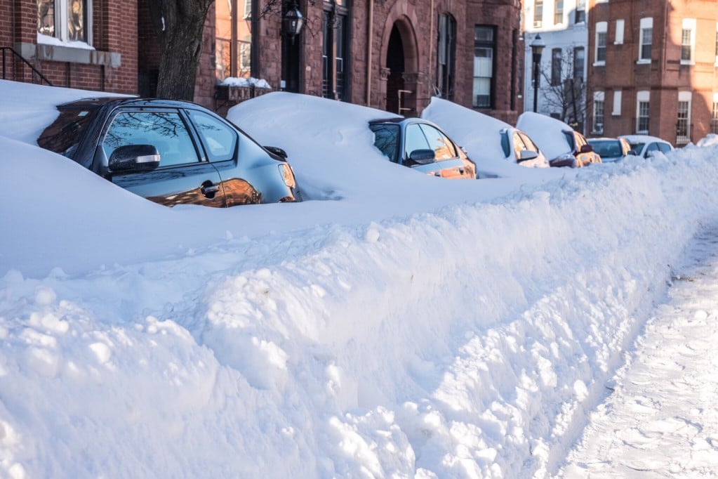 cars-snowed-in-on-the-street-in-winter