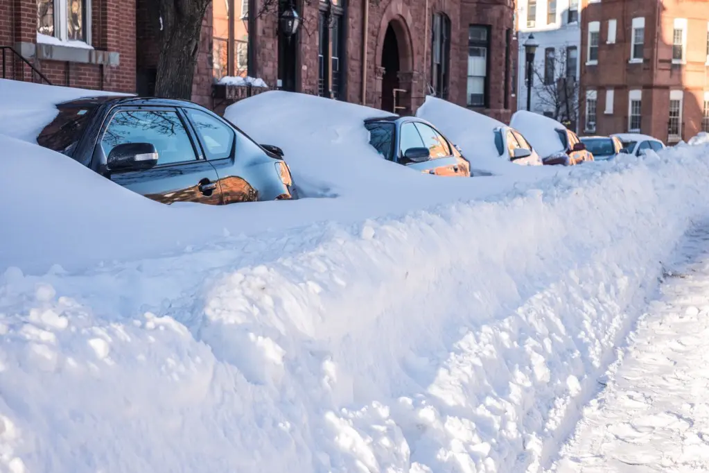 cars-snowed-in-on-the-street-in-winter